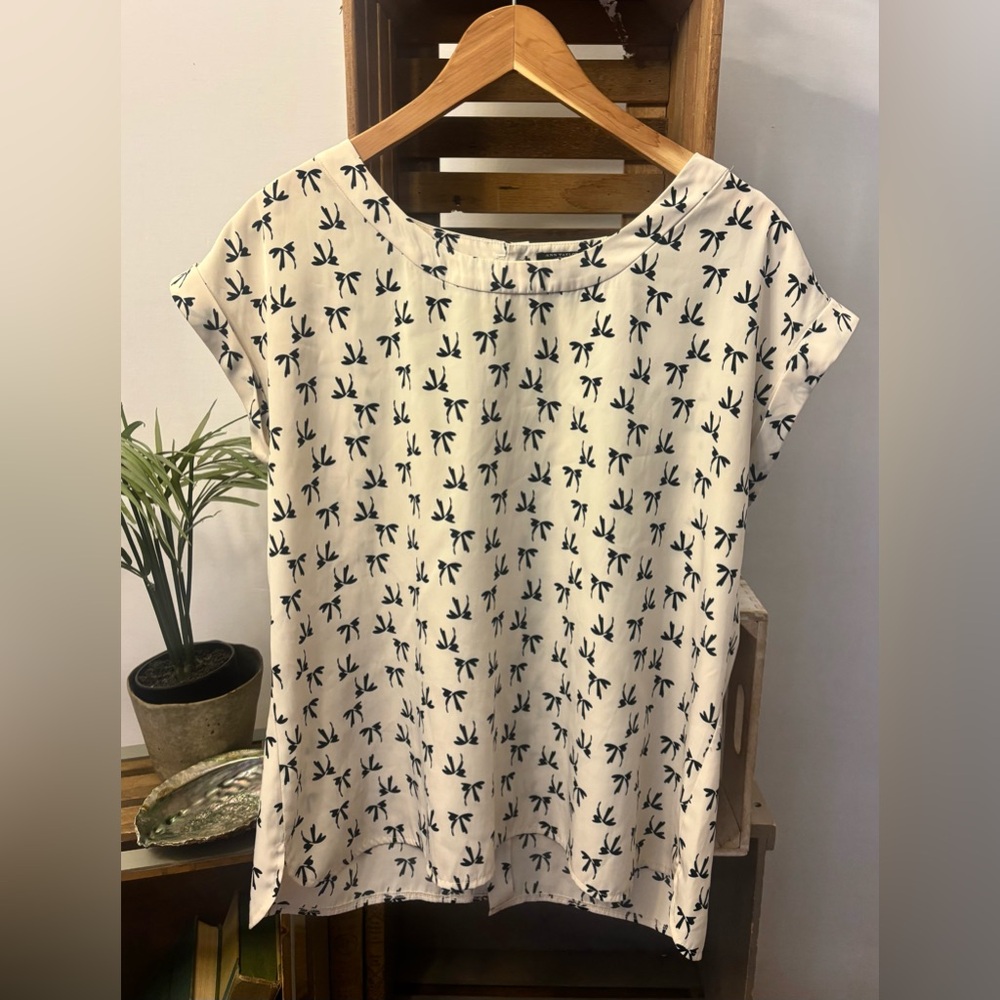 Ann Taylor Ivory Blouse Short Sleeve Vintage Blue Bows Button Back 10P